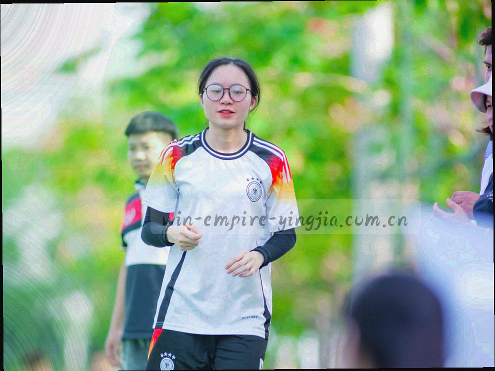桌面上摊开的记事本与手机，纸上写着时间段与小区地址的关键词，俯拍视角