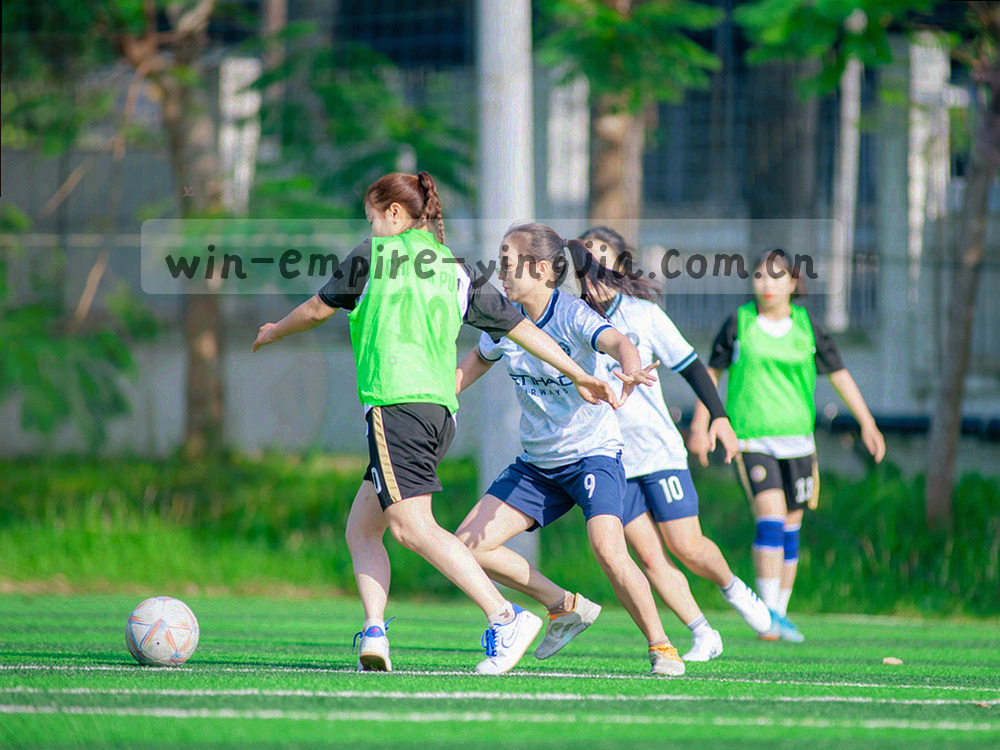 子女在餐桌旁替长辈核对上门服务时间，手边放着电话与纸条