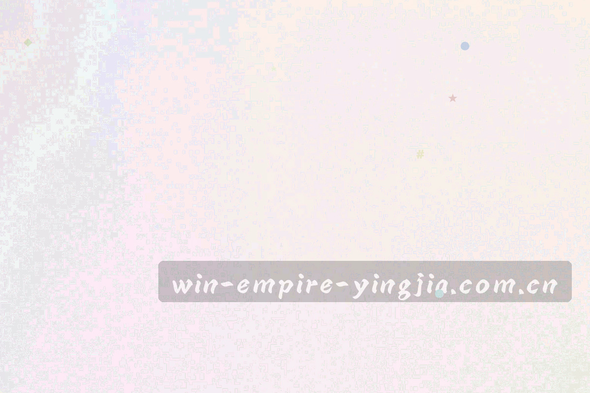 师傅在客厅陪长辈一起确认玻璃擦拭结果，手里提着配套工具包
